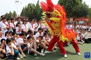 曼联跟队：马夏尔被换下&霍伊伦登场时，现场爆发欢呼声